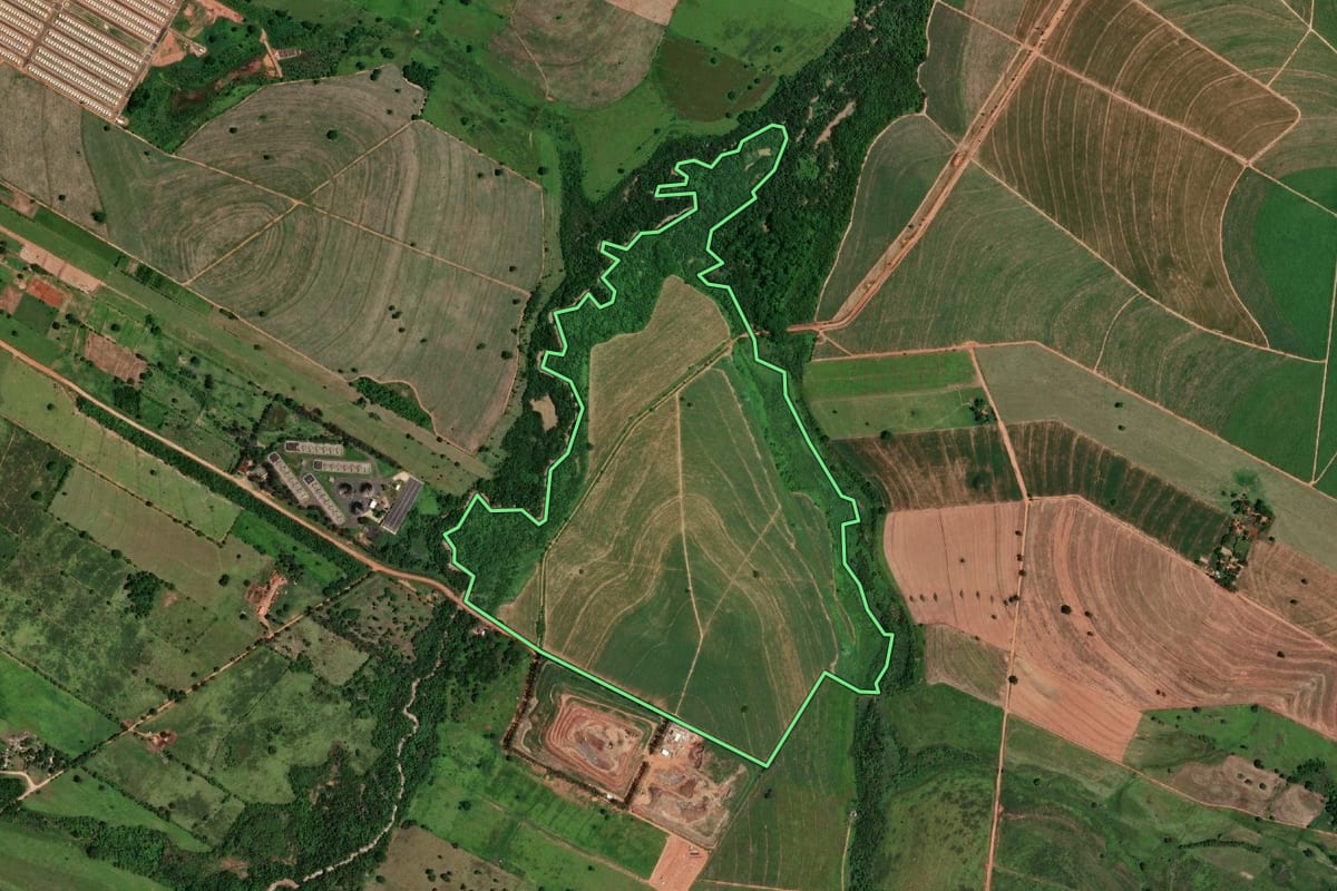 Imagem de satélite do imóvel rural em Araçatuba (SP), com o contorno declarado no CAR desenhado por cima.
