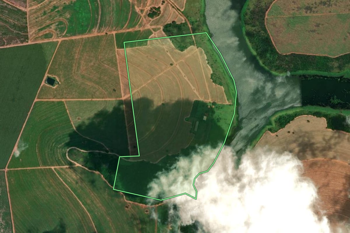 Imagem de satélite do imóvel rural em Araçatuba (SP), com o contorno declarado no CAR desenhado por cima.