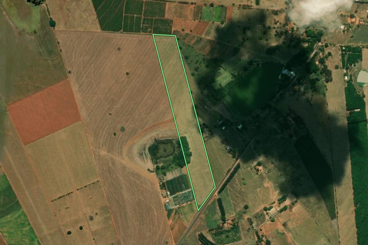 Imagem de satélite do imóvel rural em Araçatuba (SP), com o contorno declarado no CAR desenhado por cima.