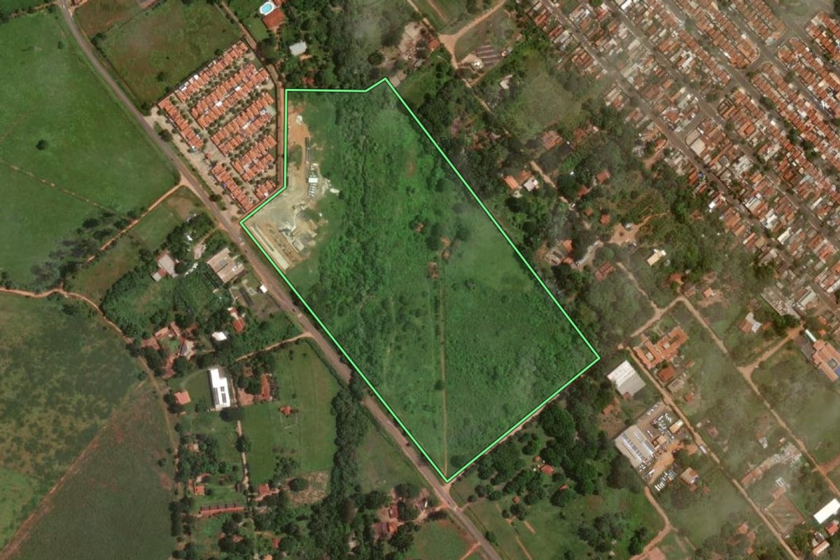 Imagem de satélite do imóvel rural em Araçatuba (SP), com o contorno declarado no CAR desenhado por cima.