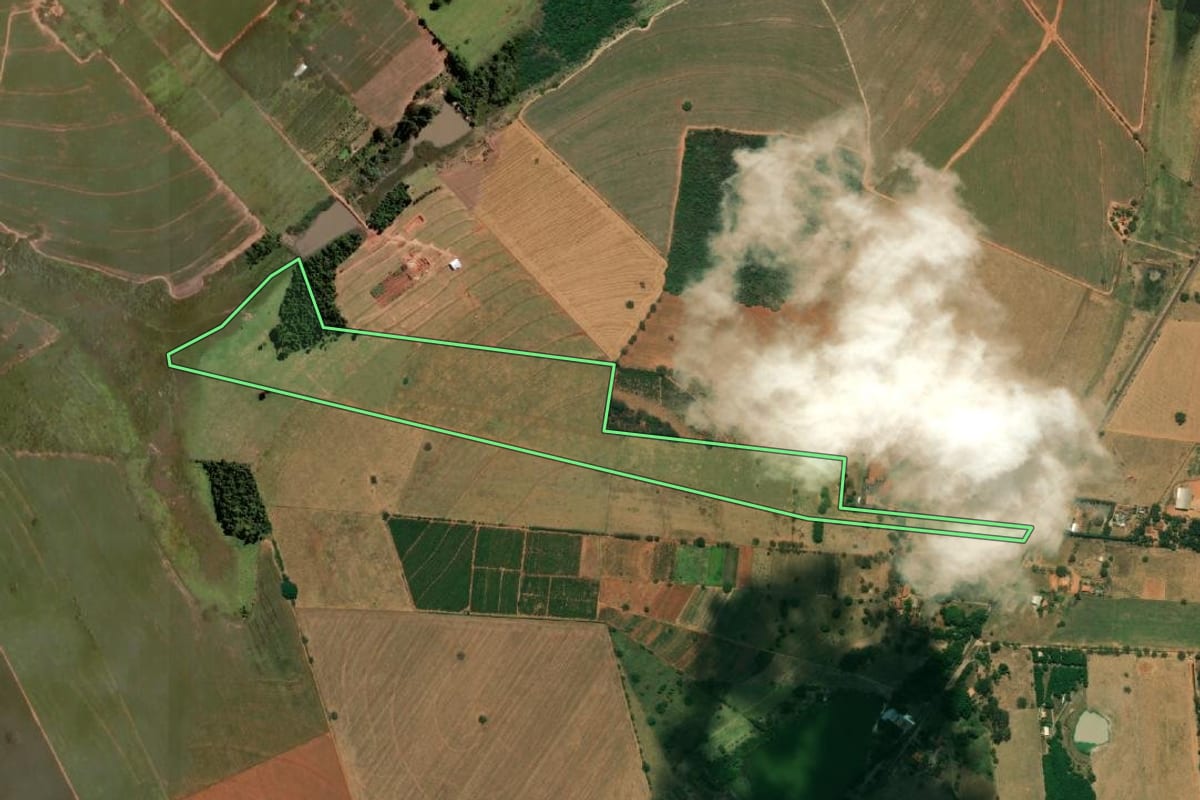 Imagem de satélite do imóvel rural em Araçatuba (SP), com o contorno declarado no CAR desenhado por cima.