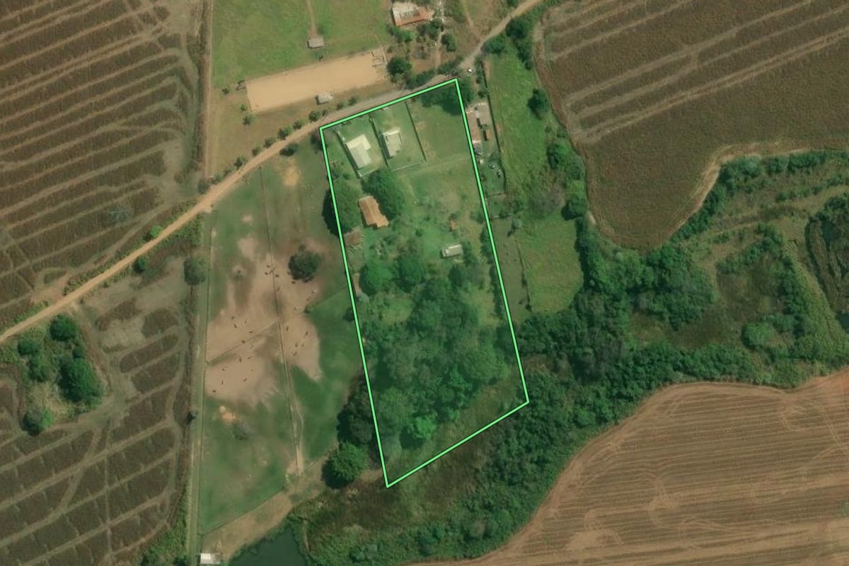 Imagem de satélite do imóvel rural em Araçoiaba da Serra (SP), com o contorno declarado no CAR desenhado por cima.