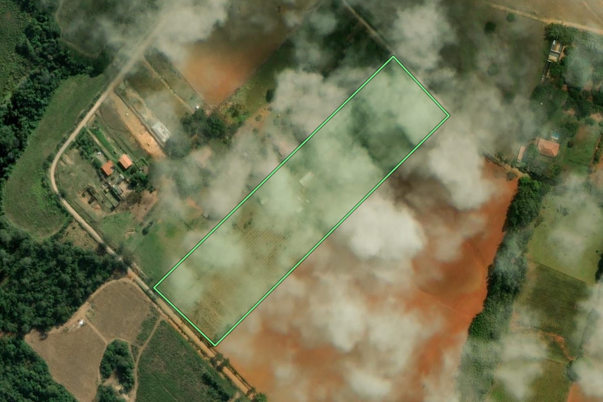 Imagem de satélite do imóvel rural em Araçoiaba da Serra (SP), com o contorno declarado no CAR desenhado por cima.