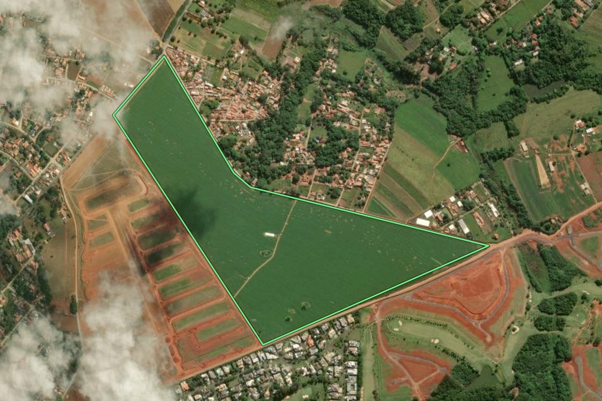Imagem de satélite do imóvel rural em Araçoiaba da Serra (SP), com o contorno declarado no CAR desenhado por cima.