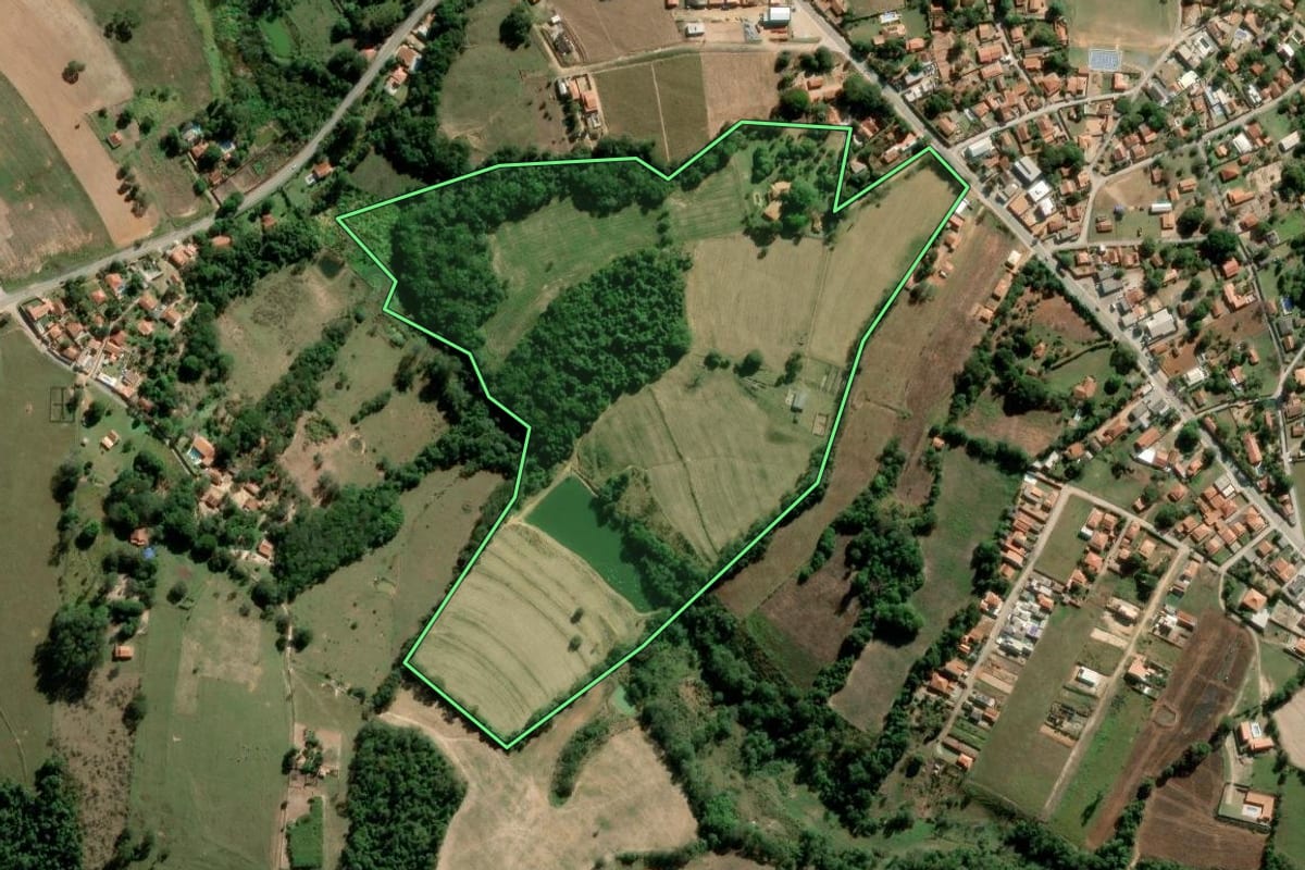 Imagem de satélite do imóvel rural em Araçoiaba da Serra (SP), com o contorno declarado no CAR desenhado por cima.