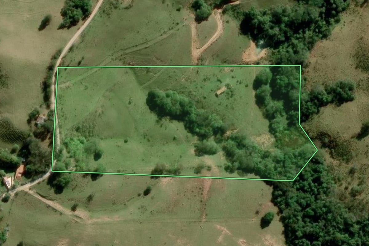 Imagem de satélite do imóvel rural em Araçoiaba da Serra (SP), com o contorno declarado no CAR desenhado por cima.