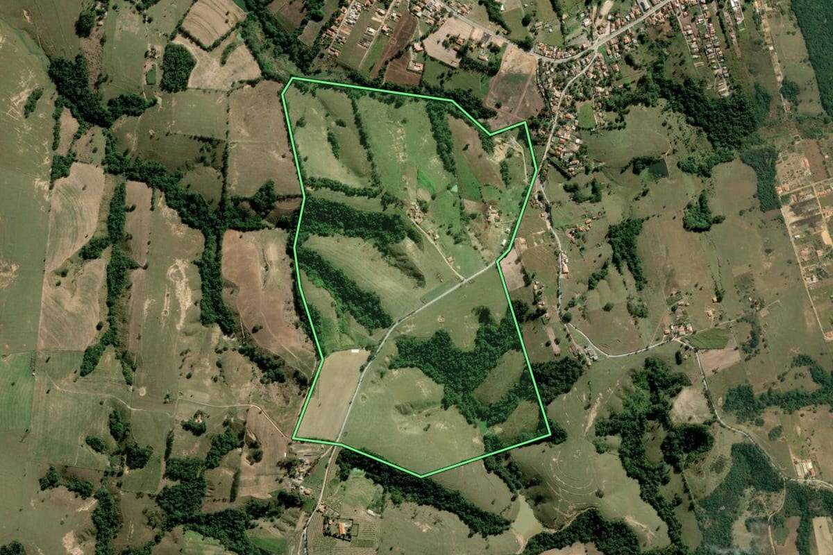 Imagem de satélite do imóvel rural em Araçoiaba da Serra (SP), com o contorno declarado no CAR desenhado por cima.