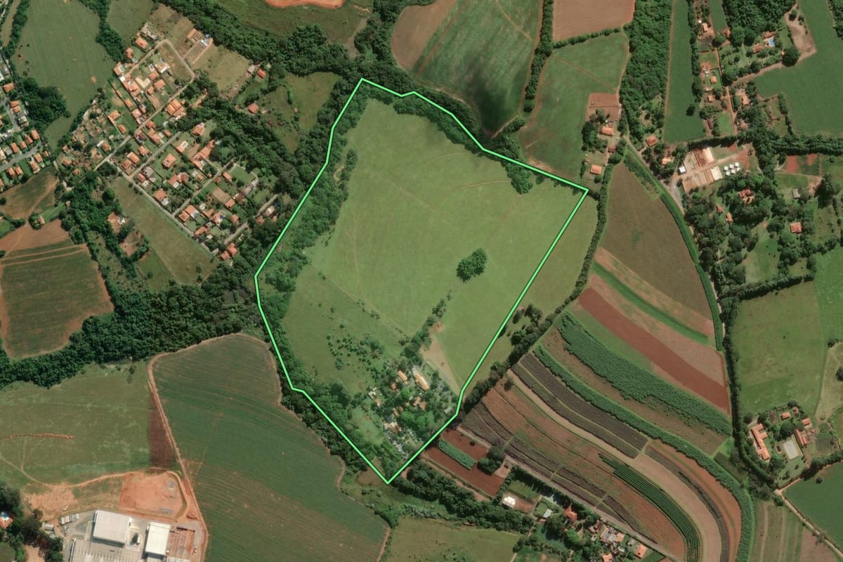 Imagem de satélite do imóvel rural em Araçoiaba da Serra (SP), com o contorno declarado no CAR desenhado por cima.
