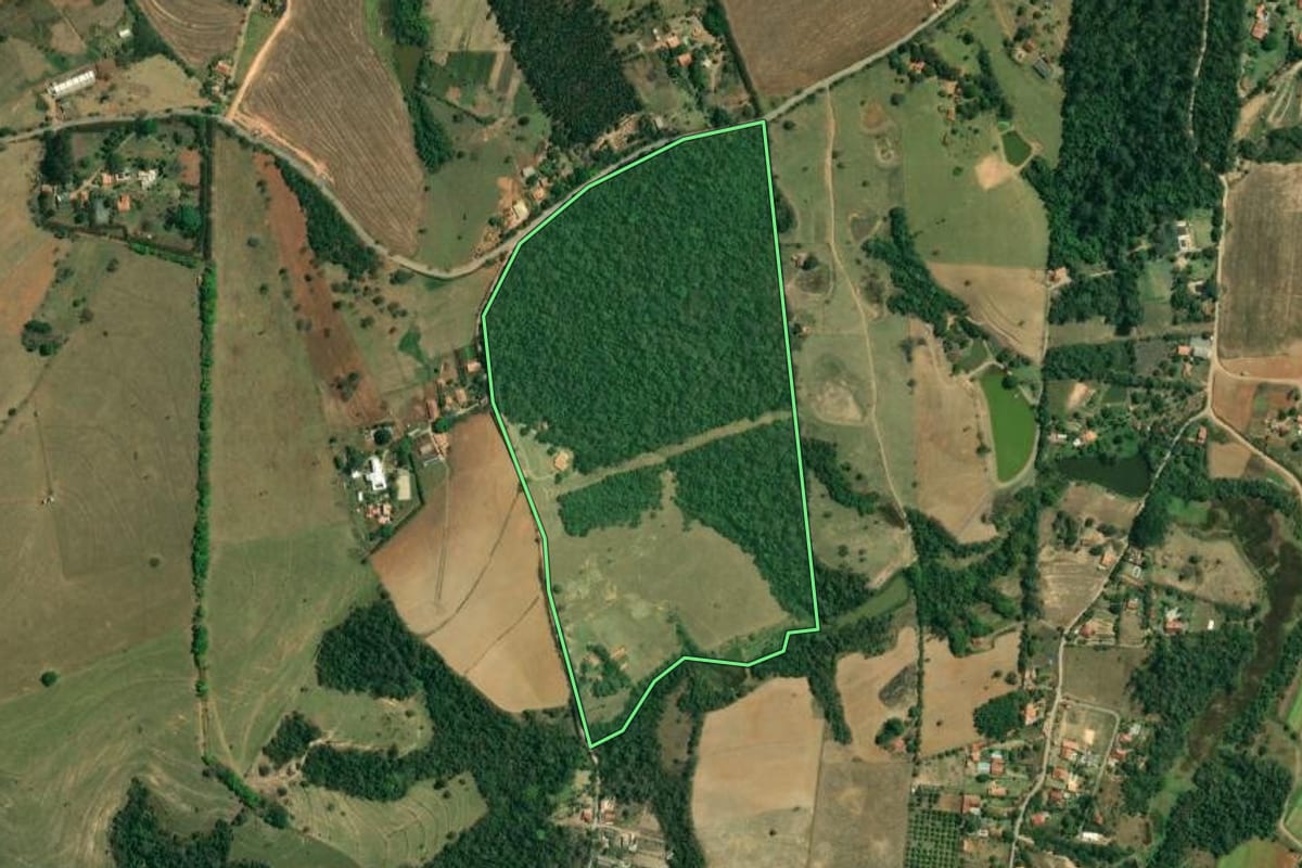 Imagem de satélite do imóvel rural em Araçoiaba da Serra (SP), com o contorno declarado no CAR desenhado por cima.