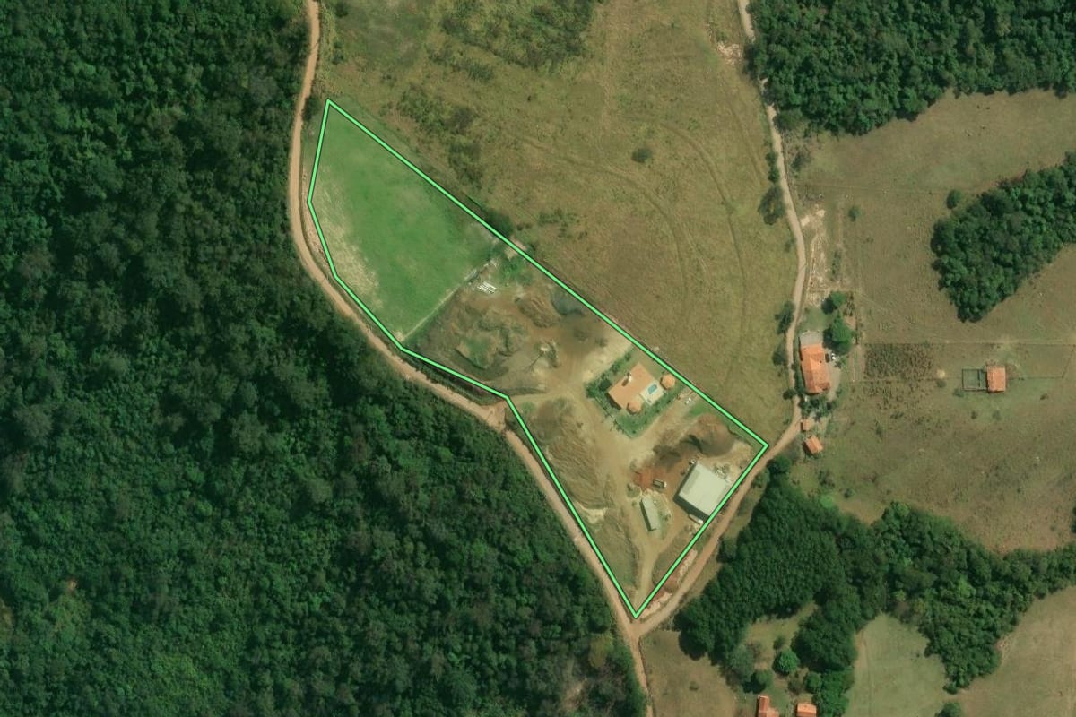 Imagem de satélite do imóvel rural em Araçoiaba da Serra (SP), com o contorno declarado no CAR desenhado por cima.