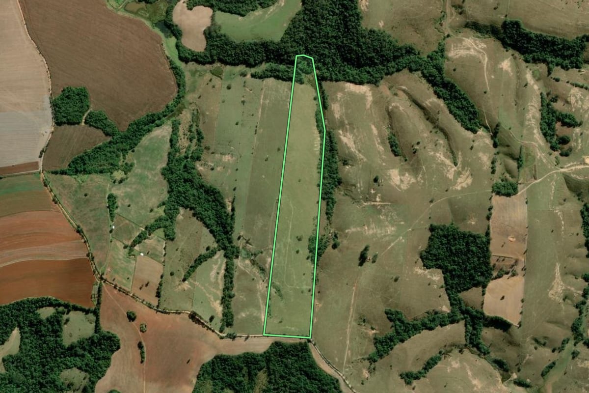 Imagem de satélite do imóvel rural em Araçoiaba da Serra (SP), com o contorno declarado no CAR desenhado por cima.