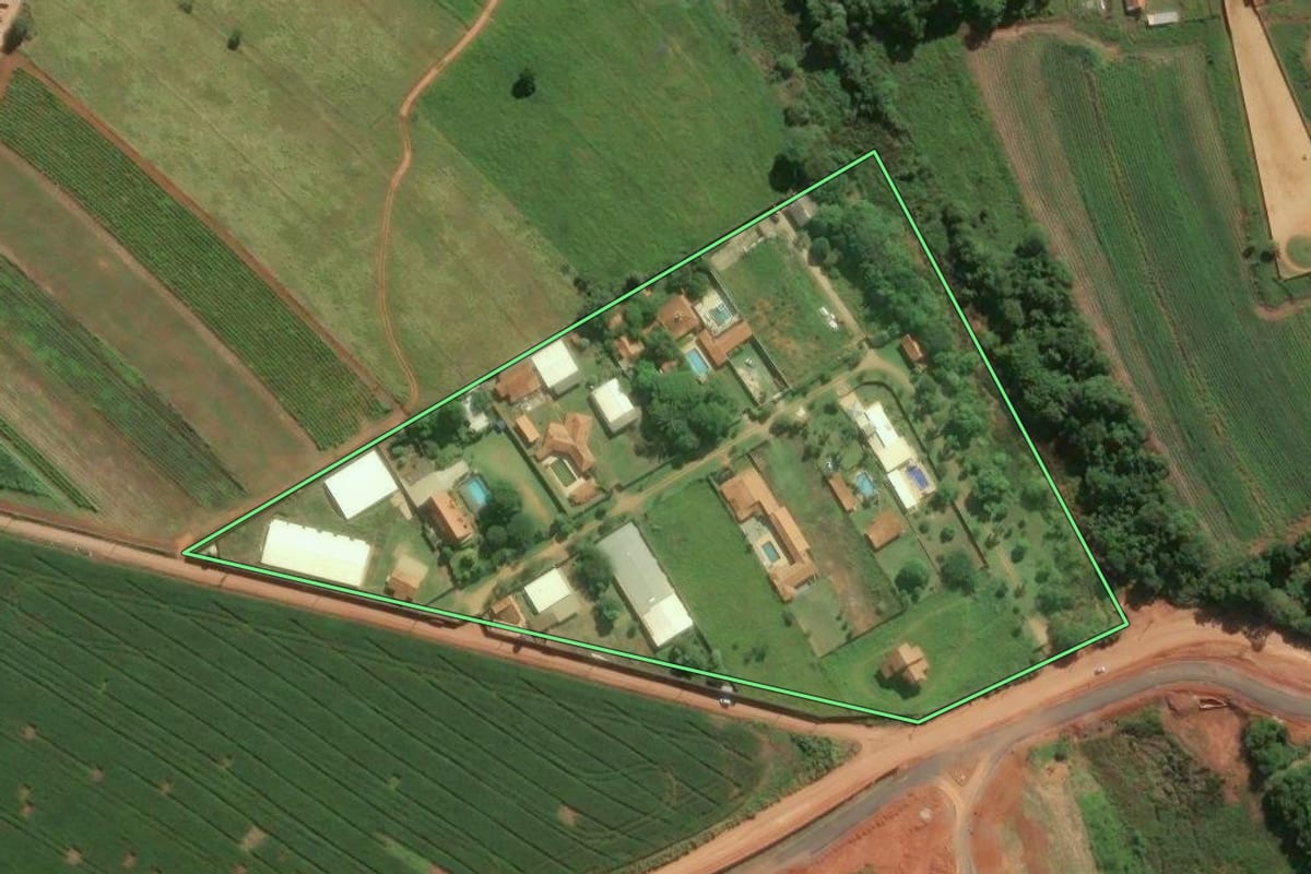 Imagem de satélite do imóvel rural em Araçoiaba da Serra (SP), com o contorno declarado no CAR desenhado por cima.