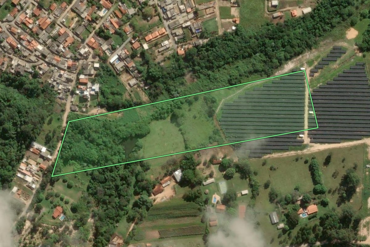 Imagem de satélite do imóvel rural em Araçoiaba da Serra (SP), com o contorno declarado no CAR desenhado por cima.