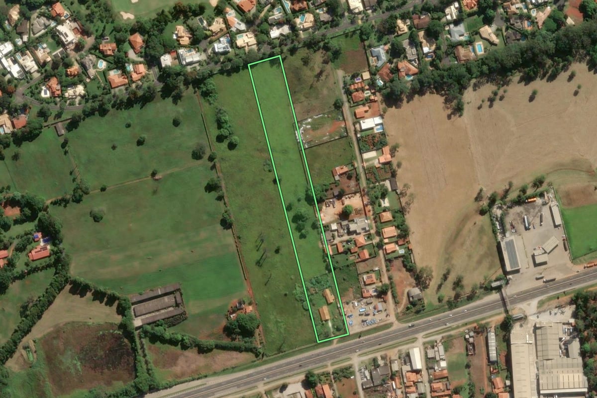 Imagem de satélite do imóvel rural em Araçoiaba da Serra (SP), com o contorno declarado no CAR desenhado por cima.