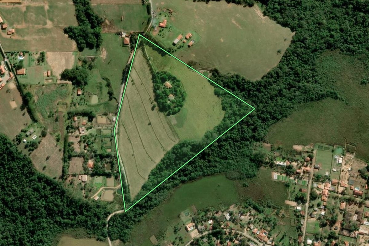 Imagem de satélite do imóvel rural em Araçoiaba da Serra (SP), com o contorno declarado no CAR desenhado por cima.