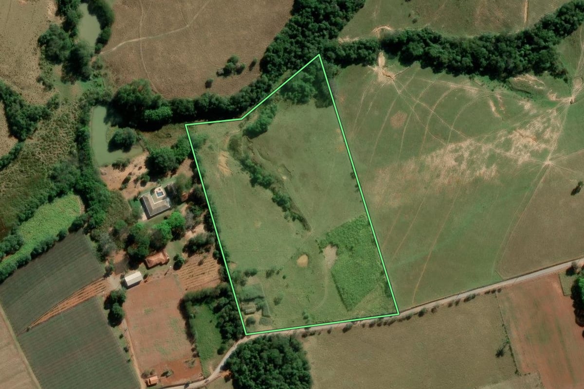 Imagem de satélite do imóvel rural em Araçoiaba da Serra (SP), com o contorno declarado no CAR desenhado por cima.