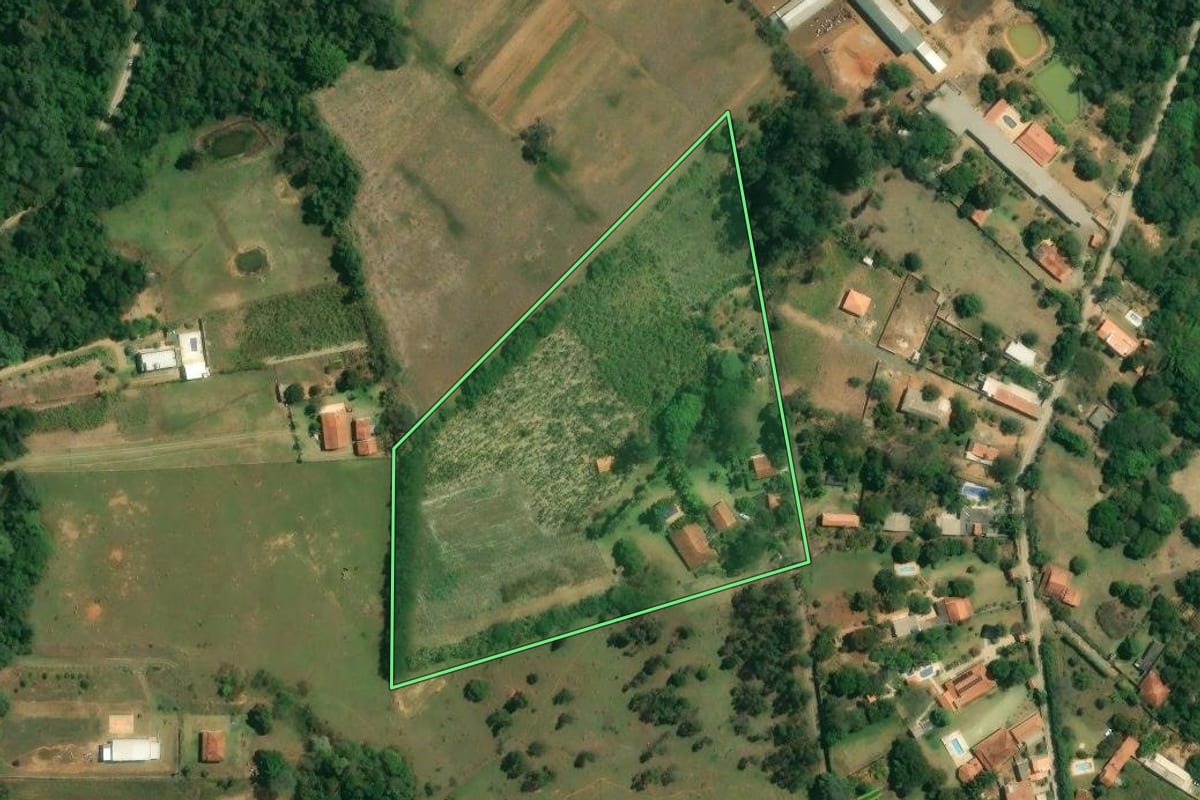 Imagem de satélite do imóvel rural em Araçoiaba da Serra (SP), com o contorno declarado no CAR desenhado por cima.