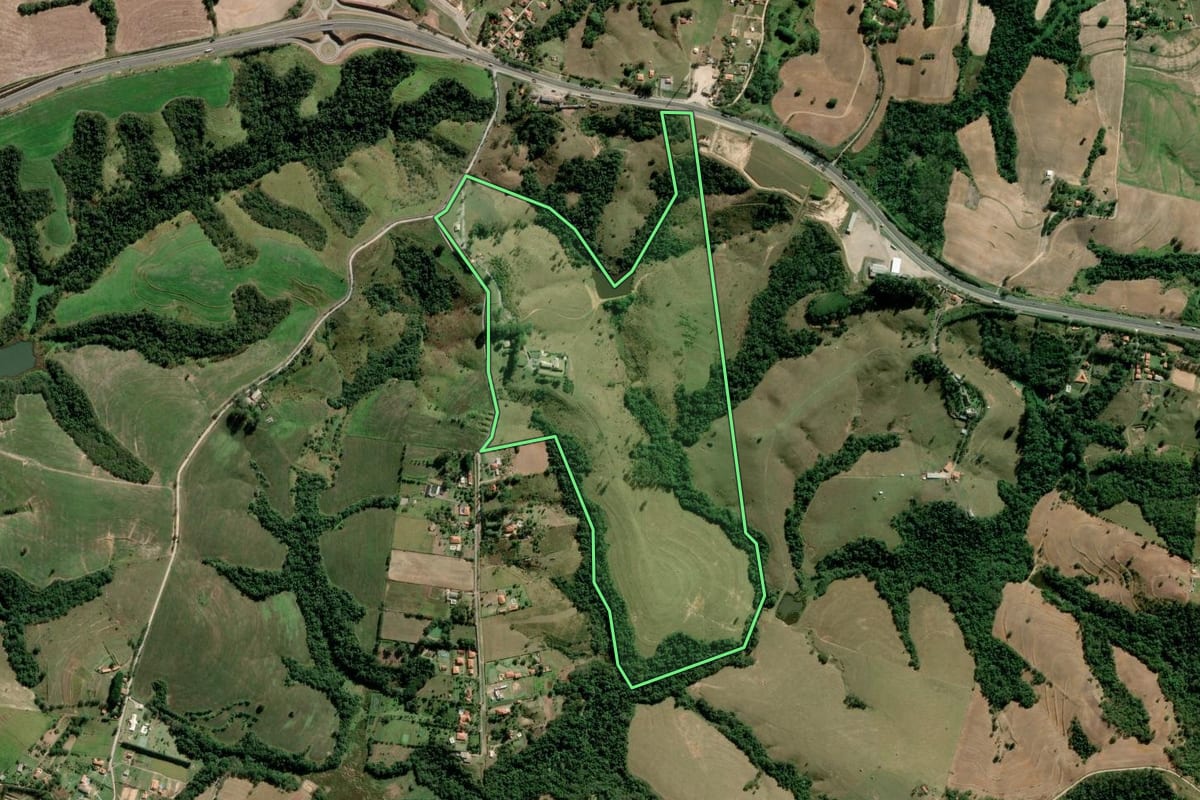 Imagem de satélite do imóvel rural em Araçoiaba da Serra (SP), com o contorno declarado no CAR desenhado por cima.