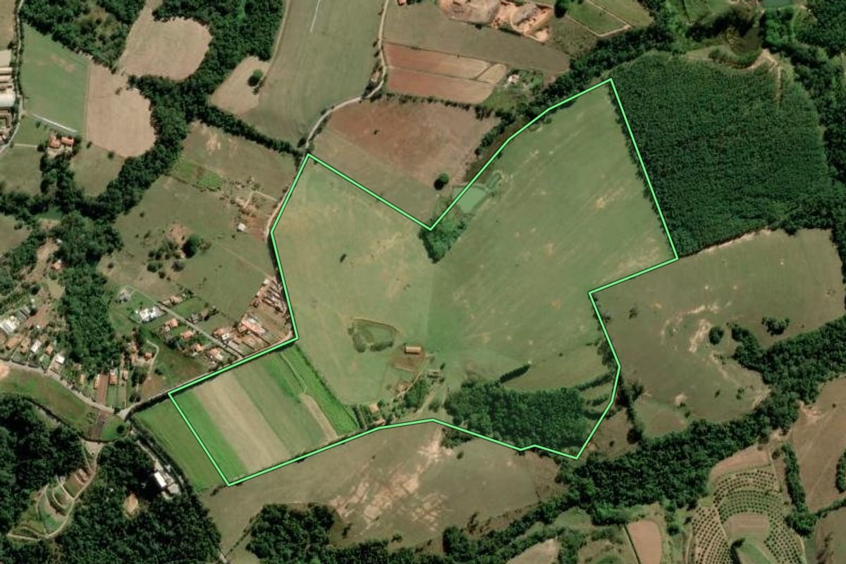 Imagem de satélite do imóvel rural em Araçoiaba da Serra (SP), com o contorno declarado no CAR desenhado por cima.