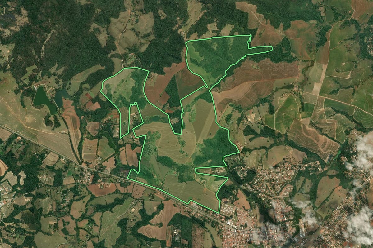 Imagem de satélite do imóvel rural em Araçoiaba da Serra (SP), com o contorno declarado no CAR desenhado por cima.