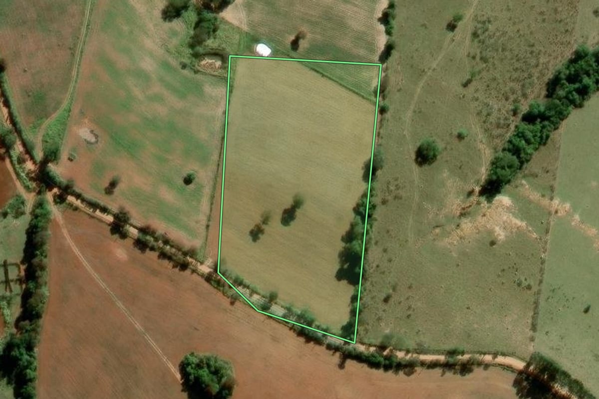 Imagem de satélite do imóvel rural em Araçoiaba da Serra (SP), com o contorno declarado no CAR desenhado por cima.