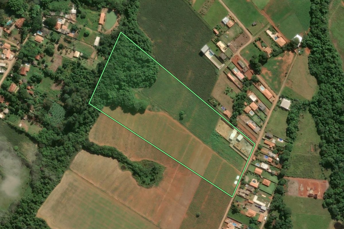Imagem de satélite do imóvel rural em Araçoiaba da Serra (SP), com o contorno declarado no CAR desenhado por cima.