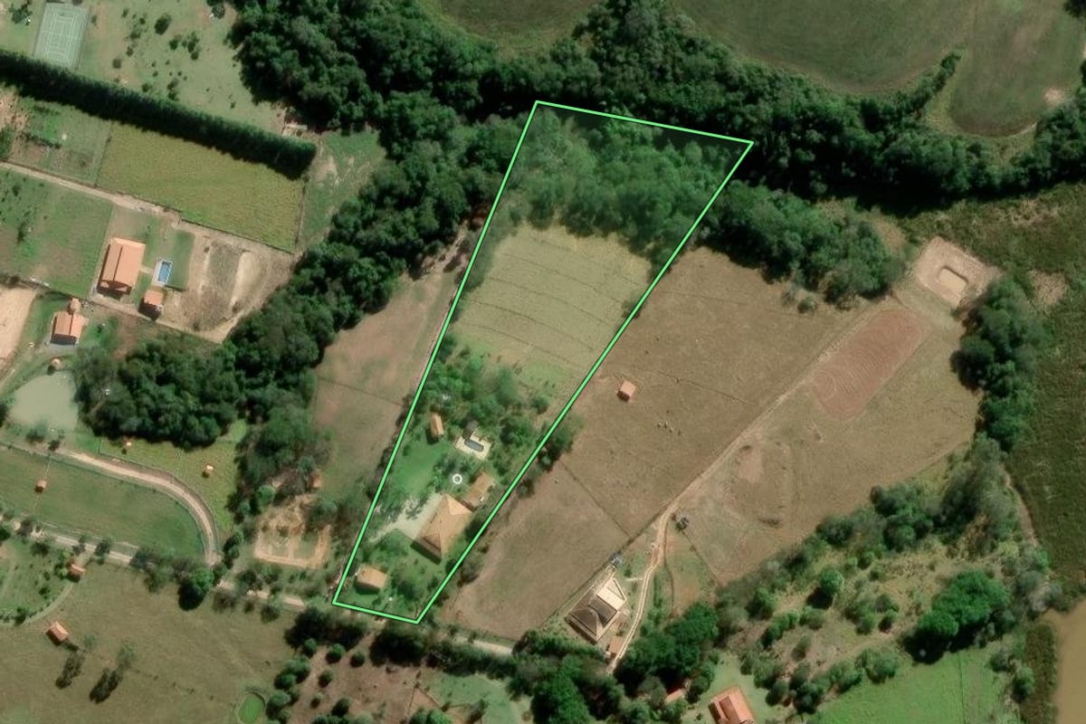 Imagem de satélite do imóvel rural em Araçoiaba da Serra (SP), com o contorno declarado no CAR desenhado por cima.