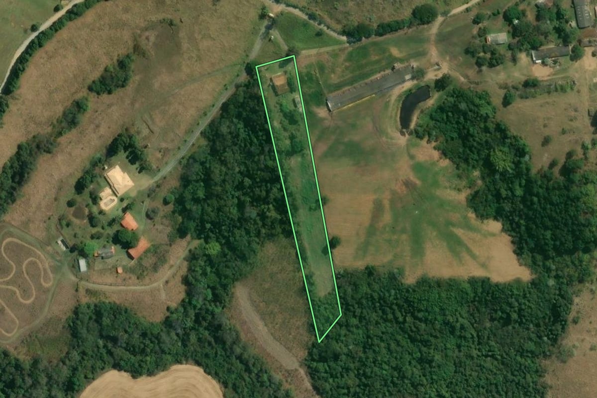 Imagem de satélite do imóvel rural em Araçoiaba da Serra (SP), com o contorno declarado no CAR desenhado por cima.