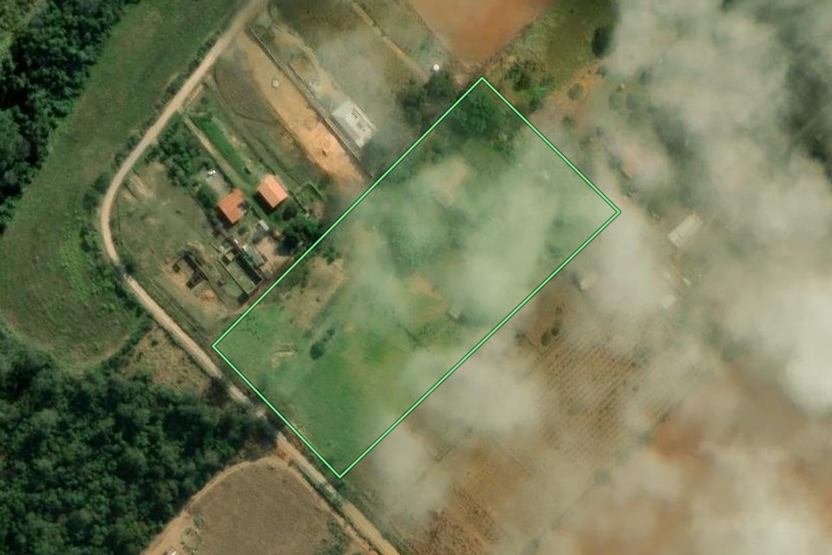Imagem de satélite do imóvel rural em Araçoiaba da Serra (SP), com o contorno declarado no CAR desenhado por cima.
