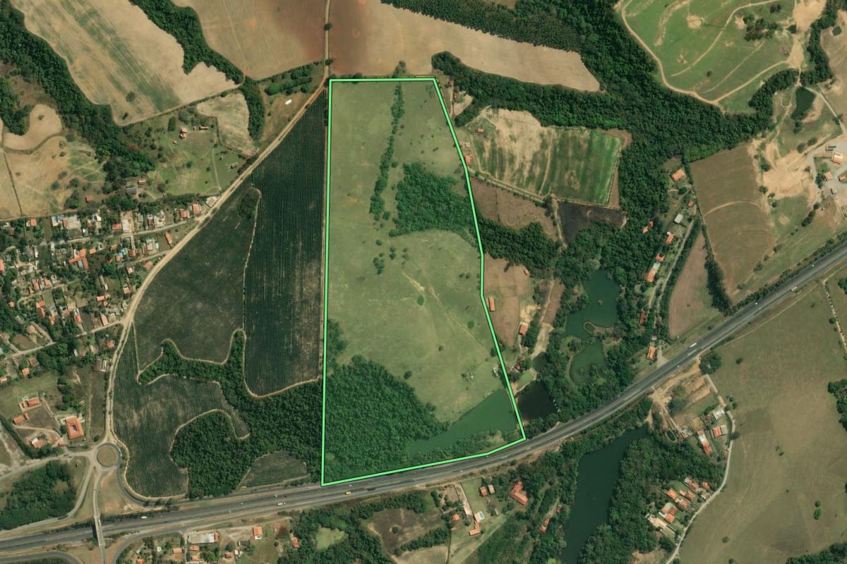 Imagem de satélite do imóvel rural em Araçoiaba da Serra (SP), com o contorno declarado no CAR desenhado por cima.