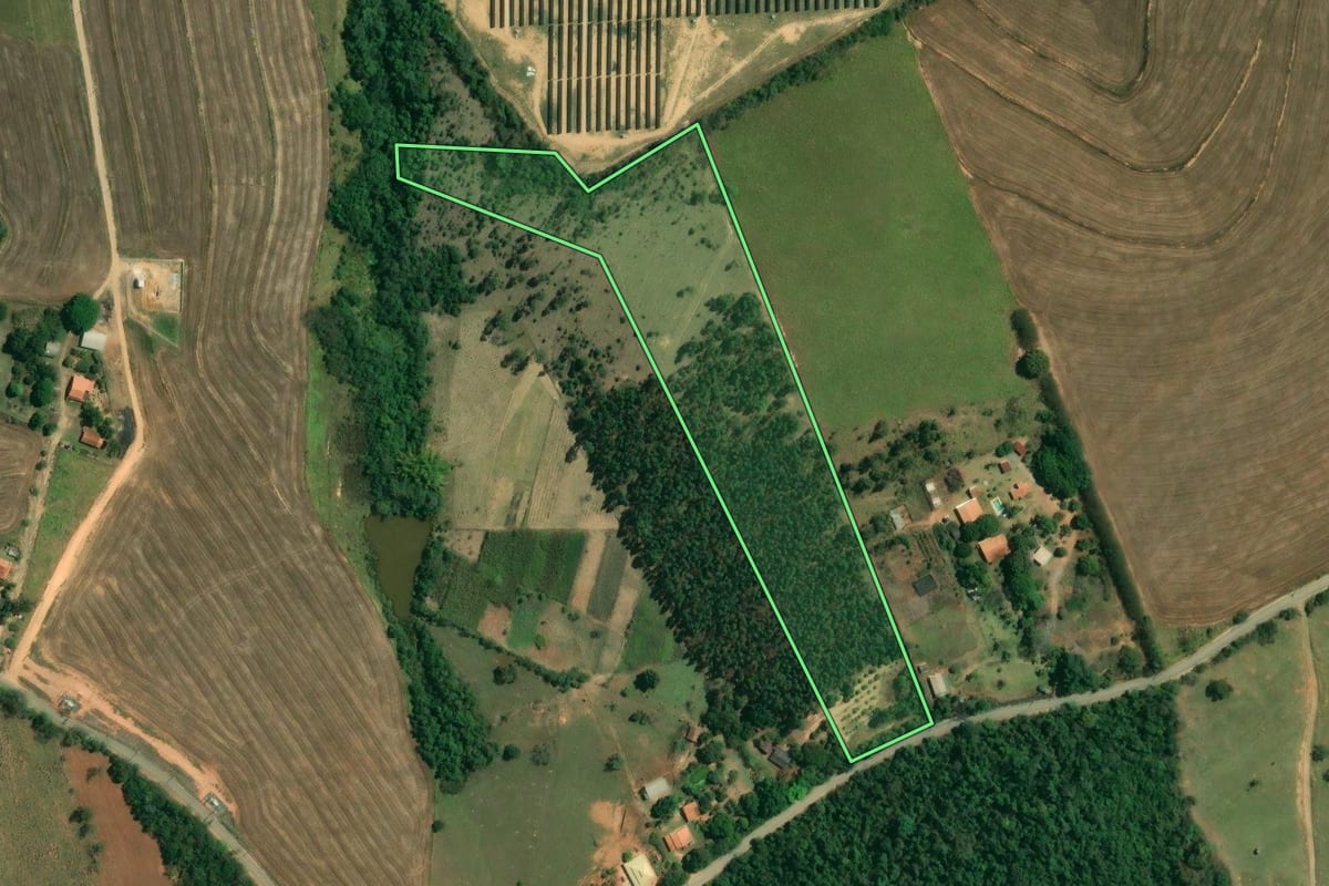 Imagem de satélite do imóvel rural em Araçoiaba da Serra (SP), com o contorno declarado no CAR desenhado por cima.