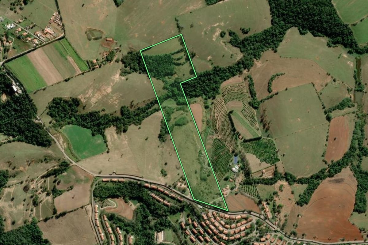 Imagem de satélite do imóvel rural em Araçoiaba da Serra (SP), com o contorno declarado no CAR desenhado por cima.