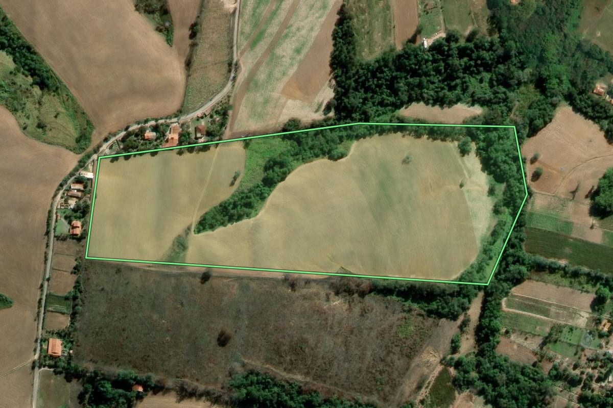 Imagem de satélite do imóvel rural em Araçoiaba da Serra (SP), com o contorno declarado no CAR desenhado por cima.