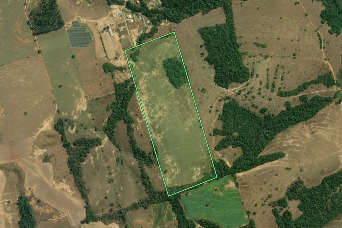 Imagem de satélite do imóvel rural em Araçoiaba da Serra (SP), com o contorno declarado no CAR desenhado por cima.