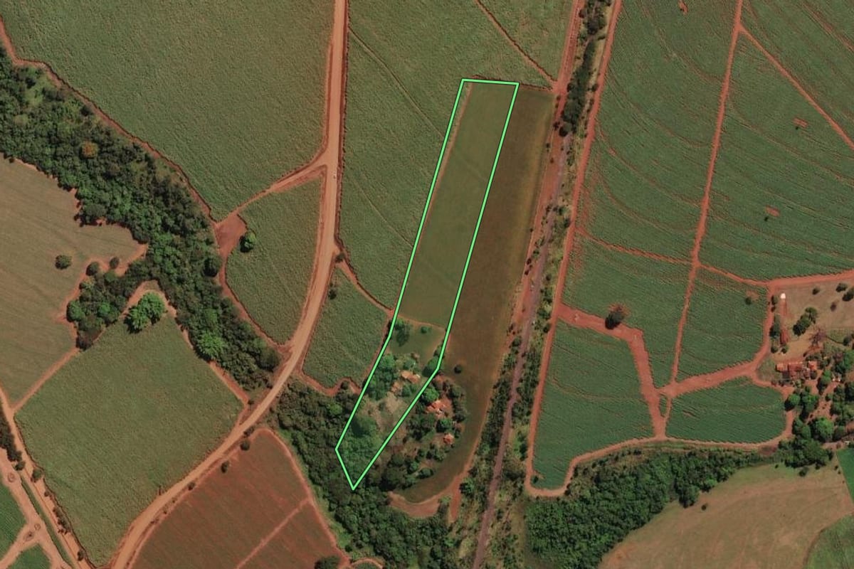 Imagem de satélite do imóvel rural em Aramina (SP), com o contorno declarado no CAR desenhado por cima.
