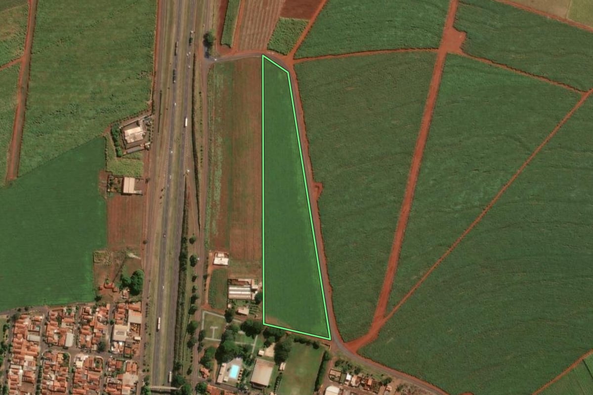 Imagem de satélite do imóvel rural em Aramina (SP), com o contorno declarado no CAR desenhado por cima.
