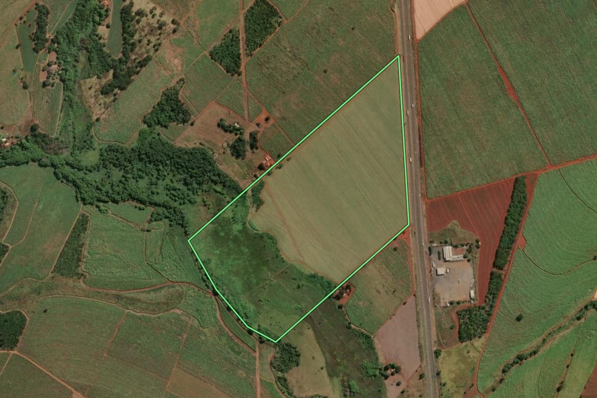 Imagem de satélite do imóvel rural em Aramina (SP), com o contorno declarado no CAR desenhado por cima.