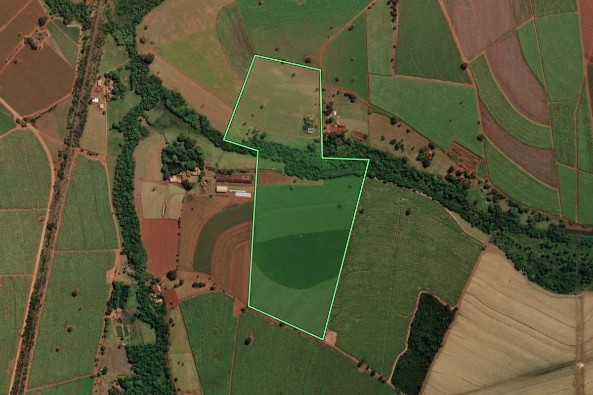 Imagem de satélite do imóvel rural em Aramina (SP), com o contorno declarado no CAR desenhado por cima.