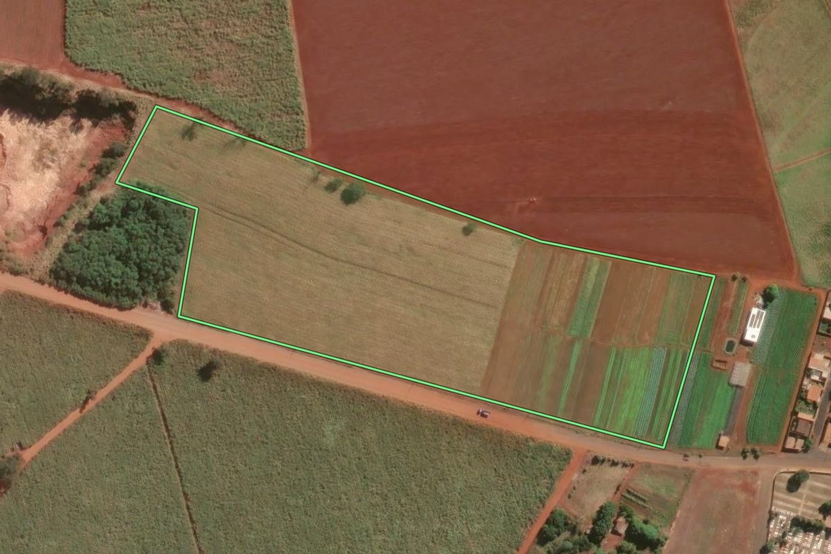 Imagem de satélite do imóvel rural em Aramina (SP), com o contorno declarado no CAR desenhado por cima.