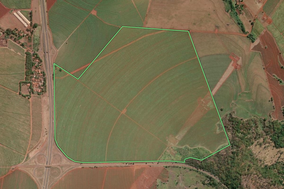 Imagem de satélite do imóvel rural em Aramina (SP), com o contorno declarado no CAR desenhado por cima.