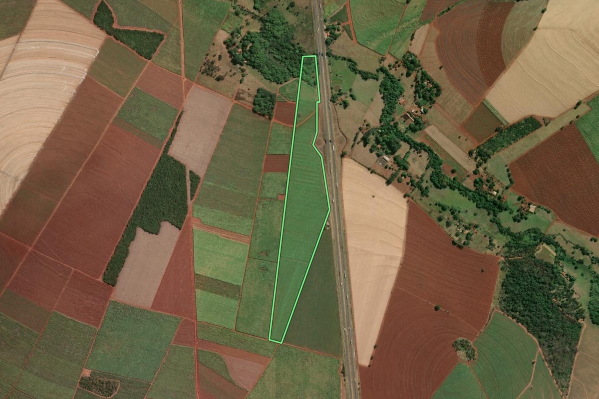 Imagem de satélite do imóvel rural em Aramina (SP), com o contorno declarado no CAR desenhado por cima.