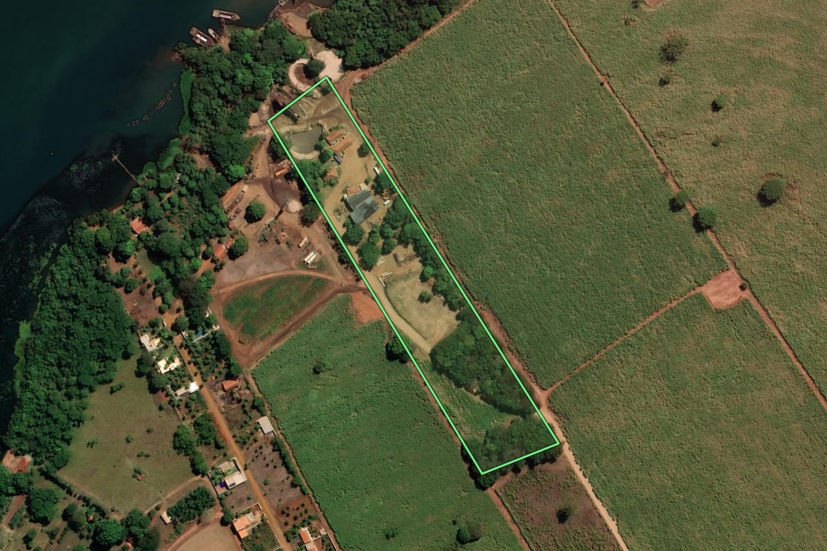Imagem de satélite do imóvel rural em Aramina (SP), com o contorno declarado no CAR desenhado por cima.