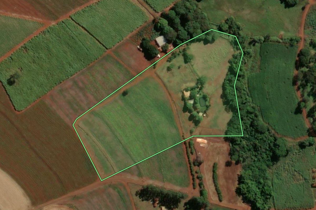 Imagem de satélite do imóvel rural em Aramina (SP), com o contorno declarado no CAR desenhado por cima.