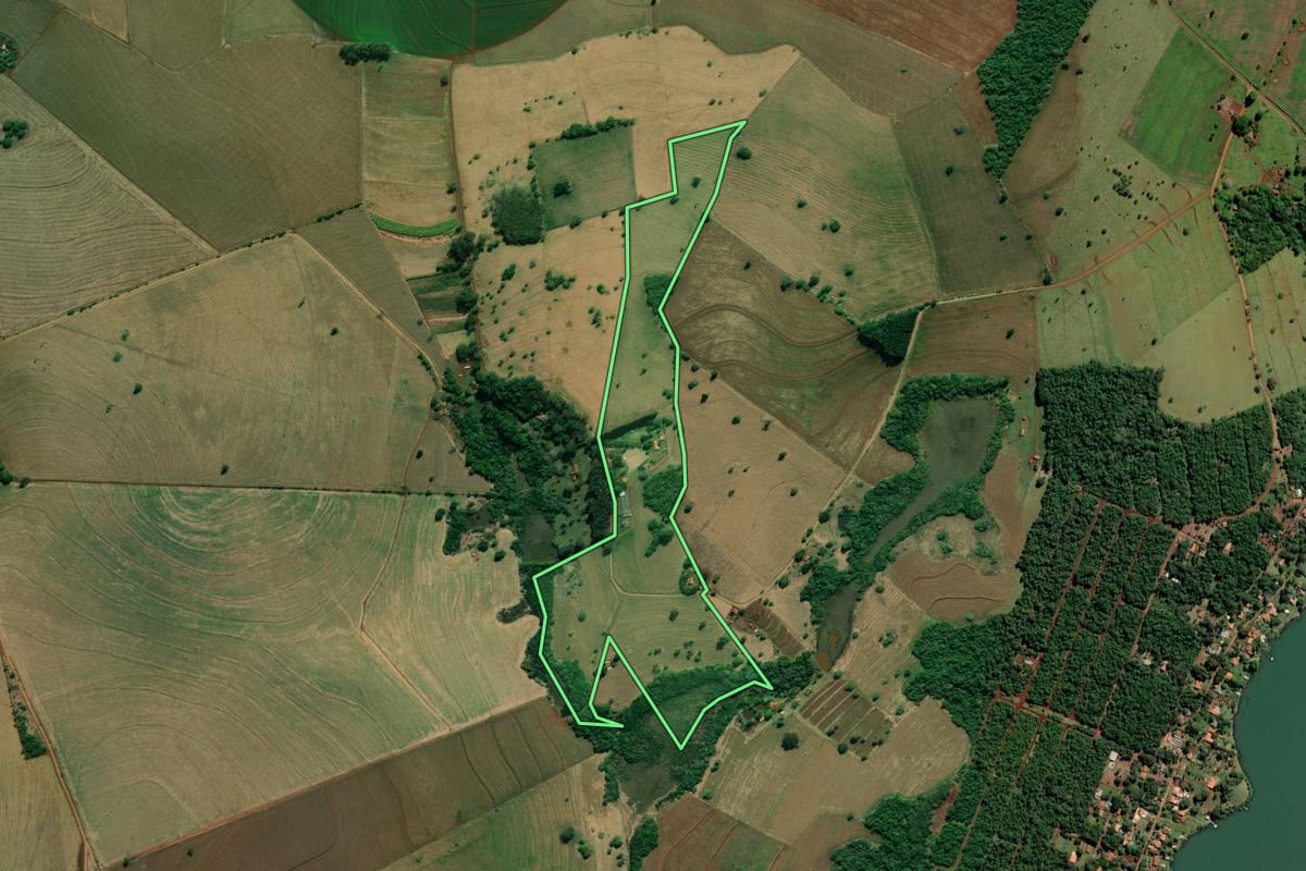 Imagem de satélite do imóvel rural em Arandu (SP), com o contorno declarado no CAR desenhado por cima.
