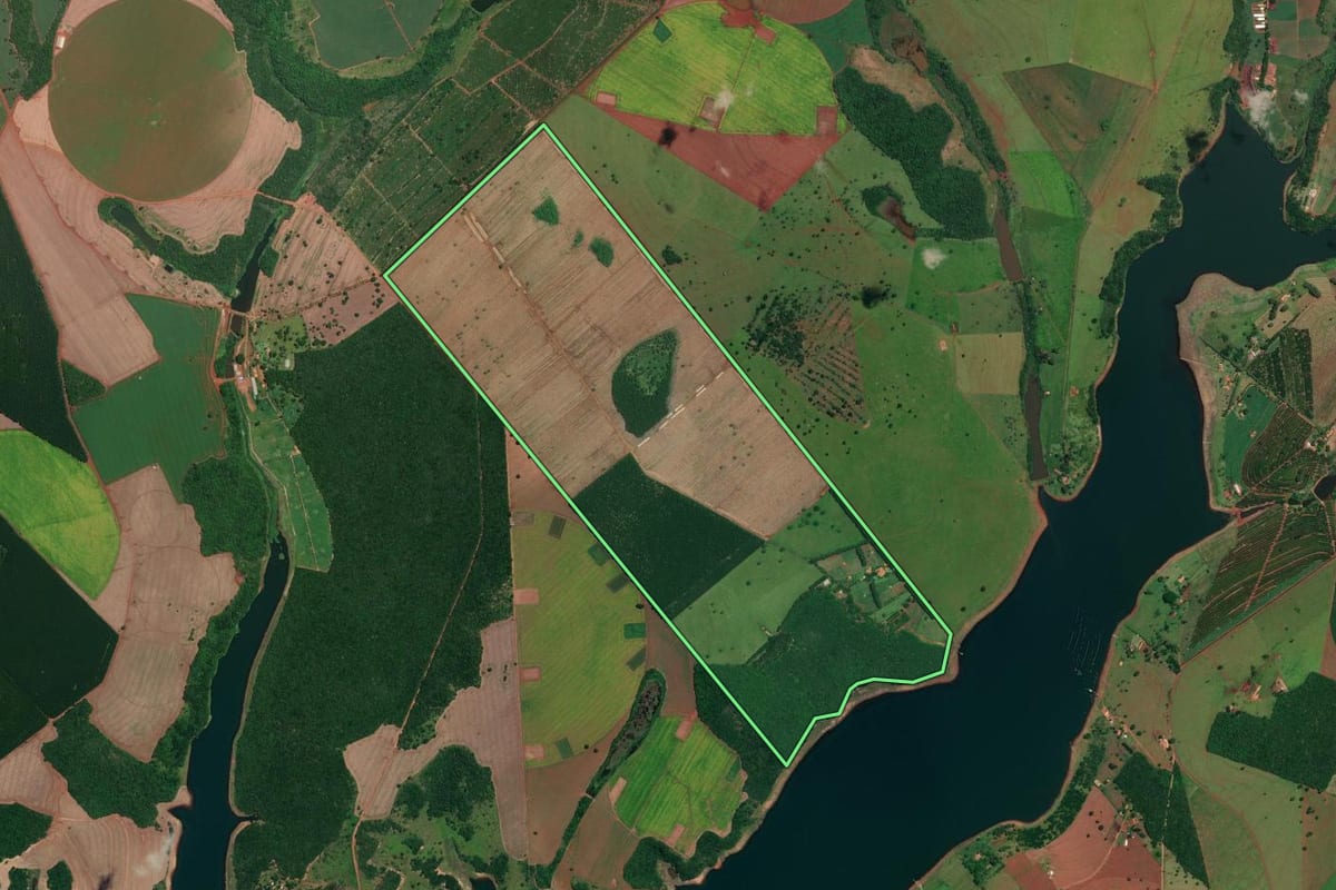 Imagem de satélite do imóvel rural em Arandu (SP), com o contorno declarado no CAR desenhado por cima.