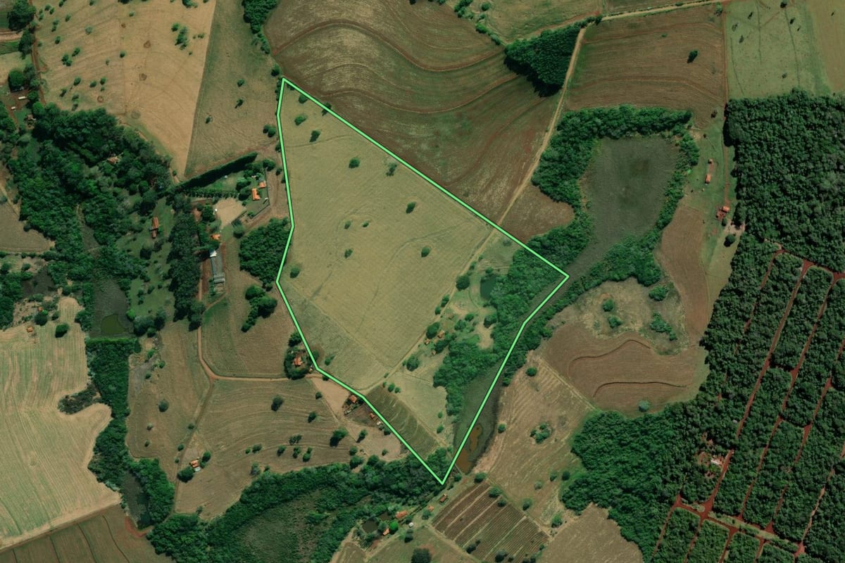 Imagem de satélite do imóvel rural em Arandu (SP), com o contorno declarado no CAR desenhado por cima.