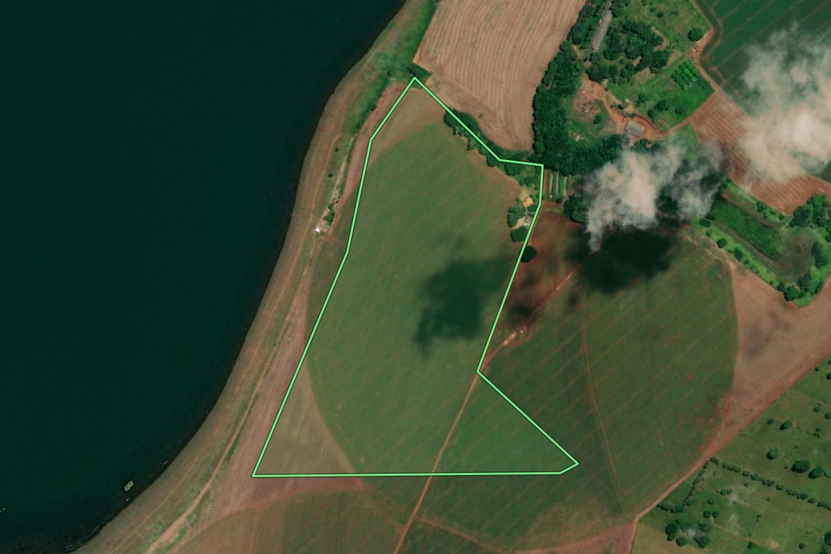 Imagem de satélite do imóvel rural em Arandu (SP), com o contorno declarado no CAR desenhado por cima.