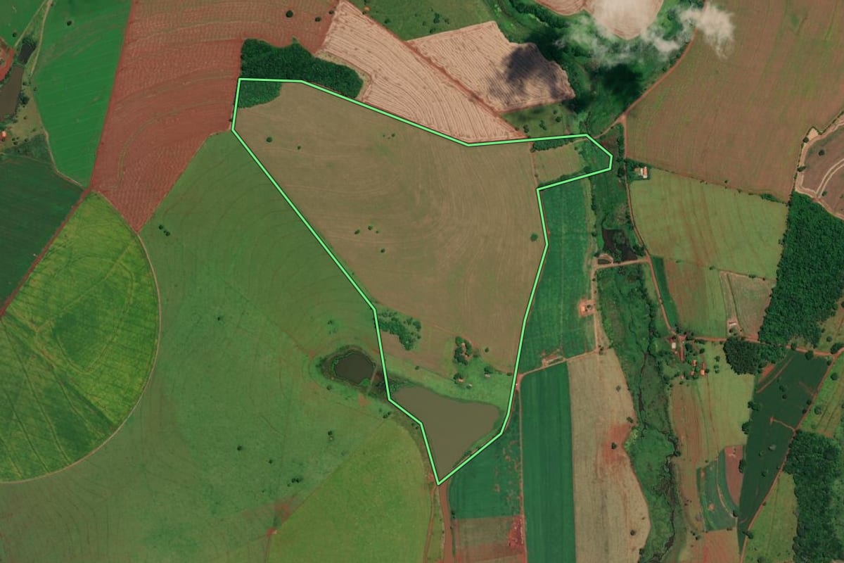 Imagem de satélite do imóvel rural em Arandu (SP), com o contorno declarado no CAR desenhado por cima.