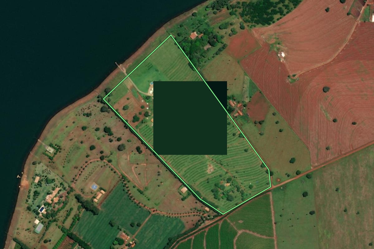 Imagem de satélite do imóvel rural em Arandu (SP), com o contorno declarado no CAR desenhado por cima.