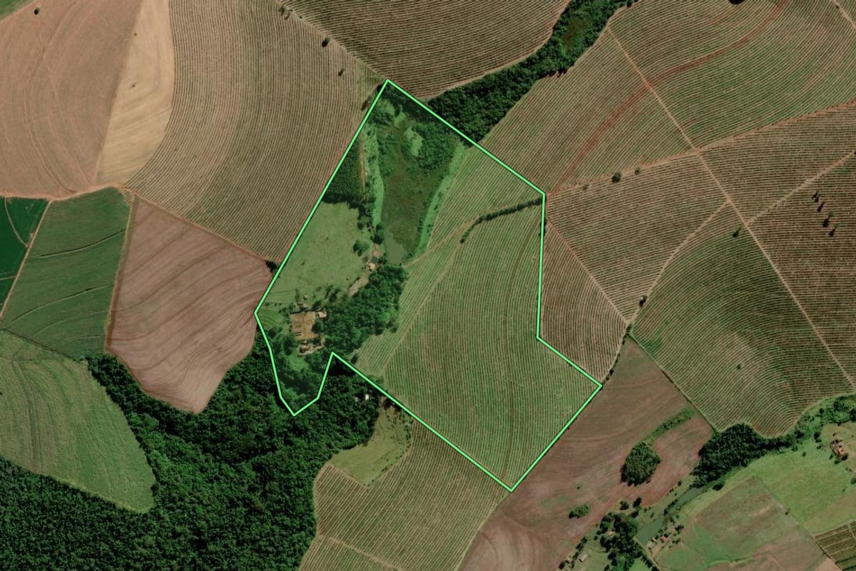 Imagem de satélite do imóvel rural em Arandu (SP), com o contorno declarado no CAR desenhado por cima.
